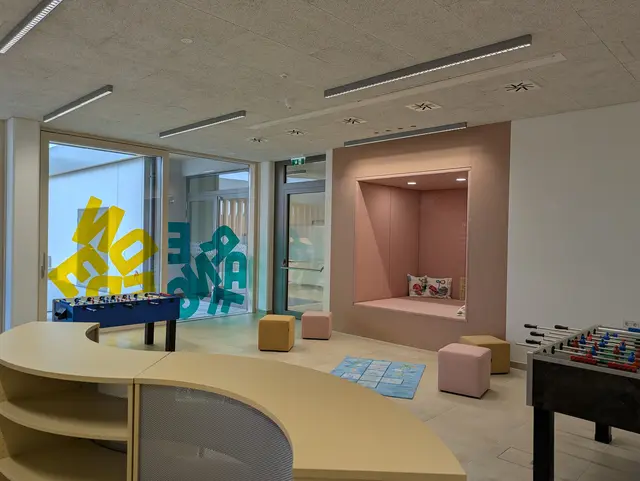 Eine Seite der Aula der neuen Volksschule Schardenberg.