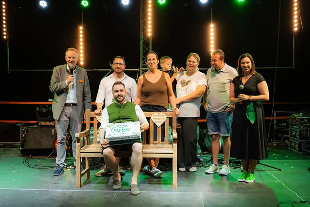 Zu Tränen gerührt: Marcel Resch wurde mit einer persönlichen Holzbank für erholsame Stunden überrascht. | Foto: Silvan Tatzer