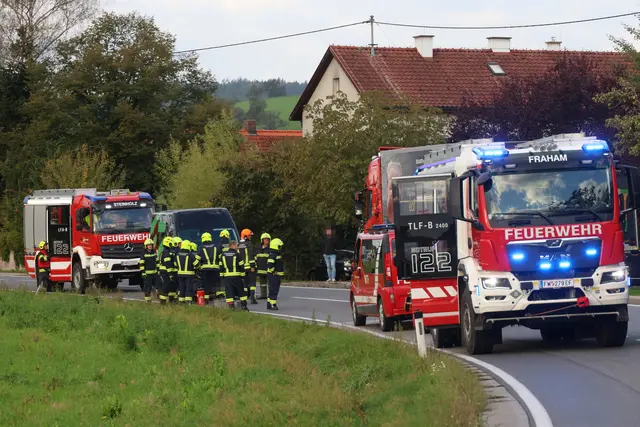 Nach dem Zusammenstoß blieb einer der beiden Kleintransporter seitlich in der Böschung liegen. | Foto: laumat/Matthias Lauber