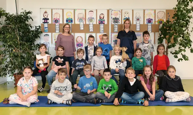 2026 Volksschule Kirchberg am Wagram 1b mit Klassenlehrerin Martha Garzon und Direktorin Alexandra Theres Brunner-Sauerzapf.  | Foto: Christian Nowotny