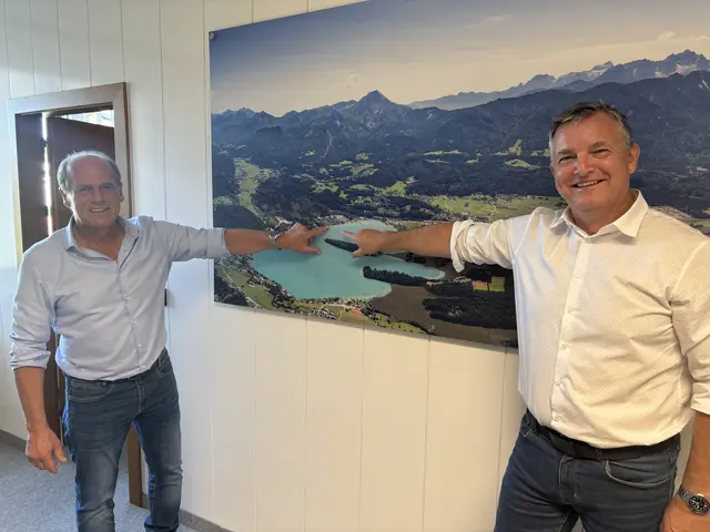 Finkensteins Bürgermeister Christian Poglitsch (ÖVP) und der Vizebürgermeister Alexander Linder (SPÖ) setzen sich für eine Lösung am Faaker see ein. Zweitwohnsitzen erteilen beide eine Absage, aber einem öffentlich zugänglichen Badehaus am Faaker See steht die Marktgemeinde positiv gegenüber. | Foto: MeinBezirk.at/StephanFugger