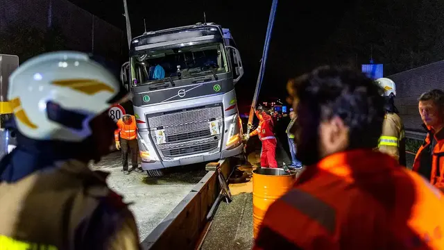 Der Lkw blieb auf der Leitschiene hängen und konnte seine Fahrt nicht fortsetzen. | Foto: Feuerwehr Flachau