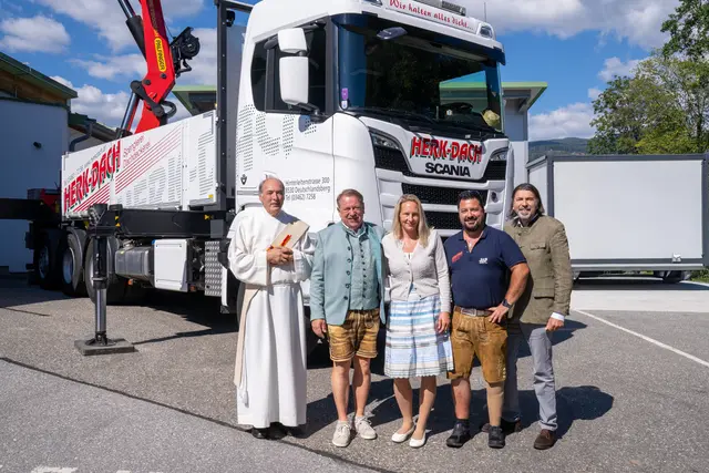 Im Rahmen des Wortgottesdienstes wurde von Diakon Günther Haras (l.) der neu angeschaffene Lkw mit Hochkran gesegnet. | Foto: Herk Dach