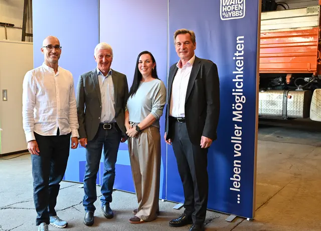 Andreas Grader (Geschäftsführer Forster Verkehrs- und Werbetechnik 
GmbH, Forster Metallbau Gesellschaft m.b.H., Forster Industrietechnik GmbH, 
Forster Gruppe Deutschland), Christian Forster (ehemaliger Geschäftsführer 
Forster Holding GmbH), Pamela Forster (Geschäftsführerin Forster Holding 
GmbH) und Bürgermeister Werner Krammer. (v.l.) | Foto: Stadt Waidhofen