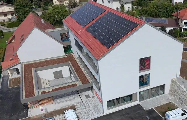 Eine Photovoltaikanlage mit 50 Kilowatt-Peak Leistung samt Speicher versorgt die Schardenberger Volksschule mit Strom. Das Flachdach über dem Innenhof wird begrünt.  | Foto: Gemeinde Schardenberg