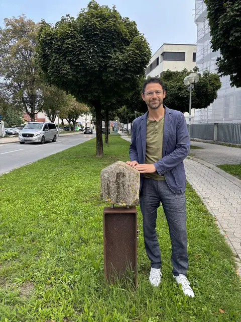 Andreas Kuchler mit dem Grenzstein des Burgfrieds. | Foto: Mein Bezirk/Birgit Gehrke
