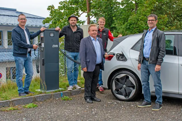 Neue E-Ladepunkte sorgen bei der Stadthalle für rasches Aufladen, im Bild: Stadtrat Wolfgang
Huber, Stadtrat Michael Friedl, Bürgermeister LAbg. ÖkR Franz Mold, Michael Fischer-Klement,
MBA (EVN), Bauamtsmitarbeiter Ing. Hannes Meisner. | Foto: Stadtgemeinde Zwettl