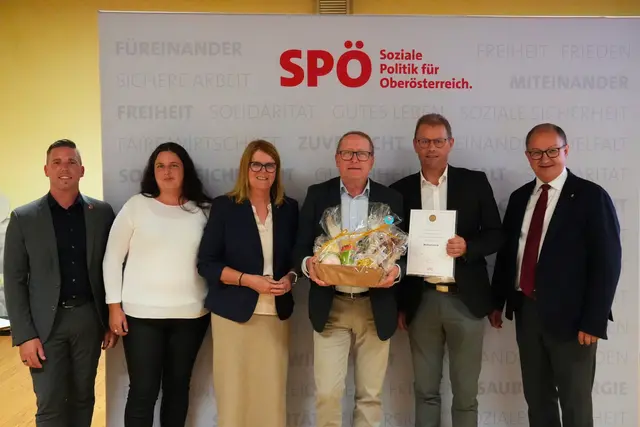 Manfred Mayr (3. v. r.) wurde von der SPÖ ausgezeichnet. | Foto: SPÖ