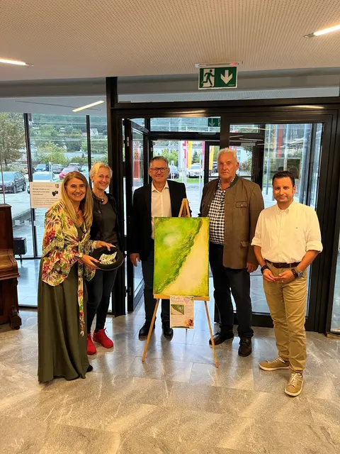 Gelungene Vernissage in Laundsdorf: Die Bilder können während der Parteienzeiten – Montag bis Freitag, 8 bis 12 Uhr, montags zusätzlich von 13.30 bis 15.30 Uhr – bestaunt werden. | Foto: Gde. St. Georgen