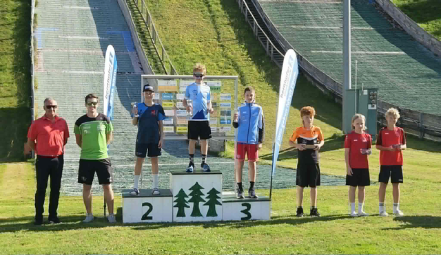 Erfolg beim Nordischen Nachwuchs für UVB Hinzenbach: Nevio Paschinger holte sich beim Austria Cup Springen in Höhnhart im Innviertel bei den Schülern I den zweiten Platz gegen starke Konkurrenz vor allem aus Salzburg  mit Sieger Andreas Steiner und David Gschwendtner als Drittem auf dem Stockerl.  | Foto: UVB Hinzenbach 