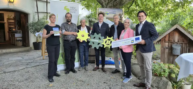 Projektleiterin Karoline Kárpáti (Naturschutzbund NÖ), Helmut Grabherr (FUER Königstetten), Gertraud Grabherr (FUER Königstetten), Bernhard Heinreichsberger, (Abgeordneter zum NÖ Landtag), Josef Greimler (Vorsitzender des Naturschutzbundes NÖ), Sabine Klimitsch (LEADER Donau NÖ-Mitte Geschäftsführerin) und Bürgermeister Bernhard Heinl (LEADER Donau NÖ-Mitte Obmann) eröffnen die vier neuen Tullnerfelder Naturerlebniswege. | Foto: REV DNM