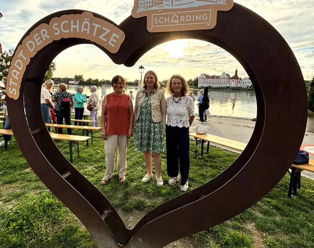 Die Vision umgesetzt: Maria Wollersberger (l.) und Hermine Hofinger (r.) haben sich ihren Lebenstraum erfüllt und vollendeten gemeinsam mit einem starken Team die Umsetzung des Frauenkraftweges. Andrea Reisinger, Pilgerbeauftragte der Diözese Linz (Bildmitte) gratulierte dazu. | Foto: Franz Gruber