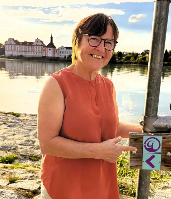 „Hier geht’s lang“: Maria Wollersberger präsentiert die Markierung des Frauenkraftweges. | Foto: Franz Gruber