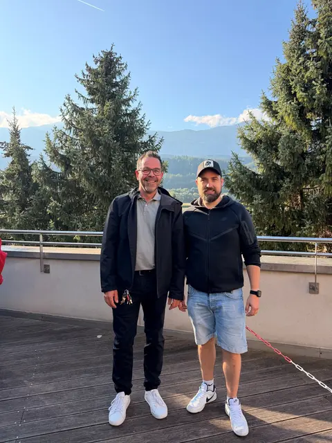 Reini Heiß (li.) mit Bezirksausbildungsreferent-Stellvertreter Rainer Lindner nach der erfolgreich absolvierten Prüfung zur Notfallkompetenz Venenzugang und Infusion (NFS-NKV). | Foto: Rotes Kreuz Telfs