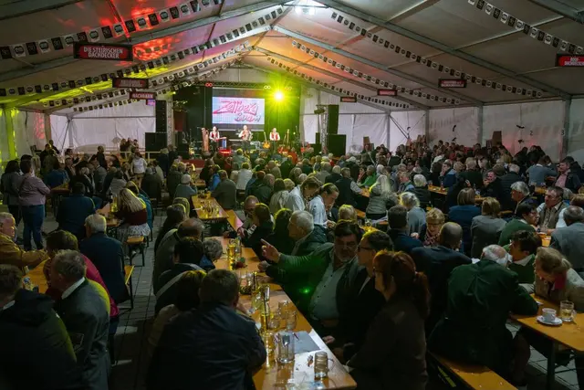 Ein volles Festzelt. Zahlreiche Gäste folgten der Einladung zum Herk Dach-Jubiläumsfest. | Foto: Herk Dach
