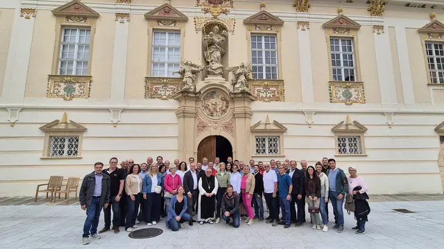 Die Bürgermeisterinnen, Bürgermeister, Vizebürgermeisterinnen und Vizebürgermeister des Bezirks Gänserndorf gemeinsam mit Bezirkshauptfrau Claudia Pfeiler-Blach, Christine Filipp von der LEADER Region Weinviertel Ost und Abt Johannes Maria Szypulski OCist vor dem Stift Zwettl. | Foto: LEADER Region Weinviertel Ost