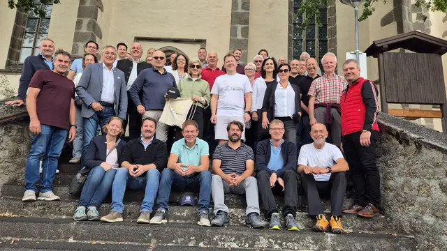 Die Bürgermeisterinnen, Bürgermeister, Vizebürgermeisterinnen und Vizebürgermeister des Bezirks Gänserndorf bei der Pilgerwanderung am Bernhardiweg – gemeinsam mit Bezirkshauptfrau Claudia Pfeiler-Blach, Christine Filipp von der LEADER Region Weinviertel Ost, dem Zwettler Bezirkshauptmann Markus Peham sowie Schweiggers Bürgermeister Josef Schaden, Obmann des Vereins der Freunde des Zisterzienserstiftes Zwettl, vor der Kirche in St. Wolfgang. | Foto: LEADER Region Weinviertel Ost