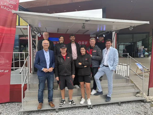 Letzter Sommerfrische Tag am Bergisel:
Hintere Reihe: v.l.n.r.: Timo Abel-Benini (ORF Radio Programmchef), Elena Huter (ORF Marketing), David Steiner (ORF Sommerfrische Moderator), Markus Feichter (ORF Sommerfrische Moderator), Ramon Kohlmann (Tontechniker),
vordere Reihe: Georg Laich (Chefredakteur ORF Tirol), Alois Mattersberger (ORF Marketing), Patricia Graeff (ORF Marketing). Roland Tanzer (ORF Tirol Marketingleiter) | Foto: ORF Radio Tirol