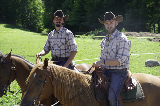 Lukas Steiner und Fabio Baumann auf der Alpboden Ranch.  | Foto: Andreas Graf
