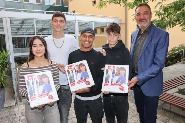 Die Jugendlichen der Mittelschule Mattersburg erhielten Berufsorientierungsmappen von der Arbeiterkammer Burgenland. | Foto: AK Burgenland