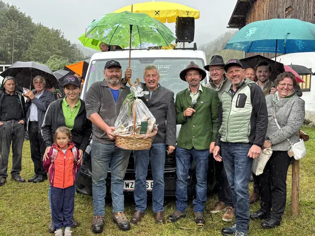 Verlosung des Warenkorbs im Wert von 500 Euro. Helmut Wetzelhütter (2. v. l.) aus Fischbach 
freute sich über den Gewinn. Es gratulierten Ortsbäuerin Sofie Haubenwallner, Bürgermeister Erwin Gruber, sein Vize Robert Stelzer, LK-Präsident Andreas Steinegger, Bauernbund-Obmann Peter Tösch, Kammersekretär Johann Rath, Bauernbund-Direktor Bernd Brodtrager und LAbg. Silvia Karelly | Foto: Gemeinde Gasen