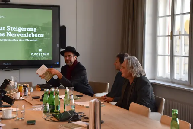 Die Autoren Günther Moschig und Richard Schwarz, sowie der Projektleiter Klaus Reitberger (v.r.) präsentieren den neuesten Band in der Edition Kufstein.   | Foto: Barbara Fluckinger