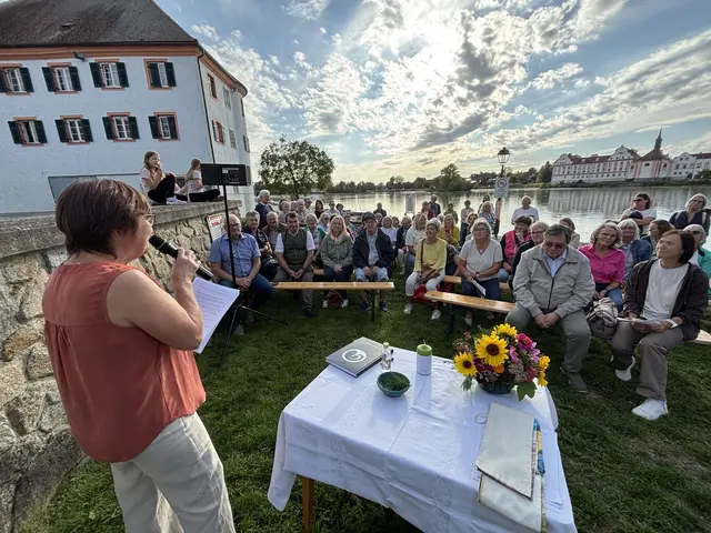  „Feiern, Aufbrechen und Pilgern“: Mitbegründerin und Sprecherin des Vereins Frauenkraftweges Maria Wollersberger bei der Begrüßung. | Foto: Franz Gruber