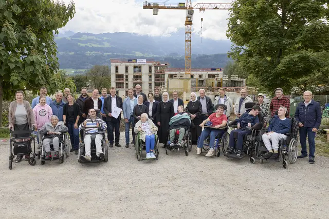 Der erste große Bauabschnitt wurde auf Einladung der Barmherzigen Schwestern von Zams gefeiert. Projektpartner, Verteterinnen und Vertreter der Gemeinde Mils, das Baustellenteam sowie die Klientinnen und Klienten, Mitarbeiterinnen und Mitarbeiter des Netzwerks St. Josef trafen sich beim gemeinsamen Grillfest. | Foto: Kongregation der Barm. Schw. Zams/Christoph Nösig Photography