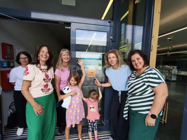 Familienbund-Präsidentin und Nationalratsabgeordnete Johanna Jachs (2.v.r.) überreichte die Auszeichnung "Kinder willkommen" an die Stadtbibliothek Pregarten. | Foto: Familienbund