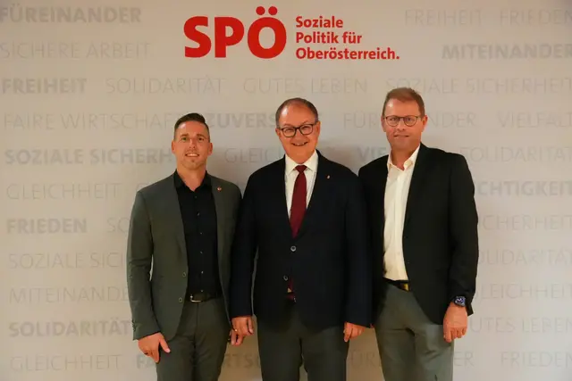 Landesparteivorsitzender Martin Winkler (M.) gratuliert Fritz Hosner (r.) zur Wiederwahl als Bezirksvorsitzender und Bundesrat Sebastian Forstner zur einstimmigen Wahl als Bezirks-Spitzenkandidat für die Landtagswahl 2027. | Foto: SPÖ