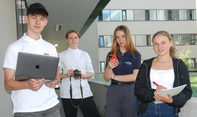 Jonas Amon (Braun Maschinenbau), Sophie Raida (Zenz'n Stub'n), Anja Jendl (Lenzing AG) und Melanie Vogl (Hawle, v.l.) haben die Redaktion für die aktuelle Ausgabe von MeinBezirk Vöcklabruck tatkräftig unterstützt. | Foto: MeinBezirk/Steiner-Watzinger