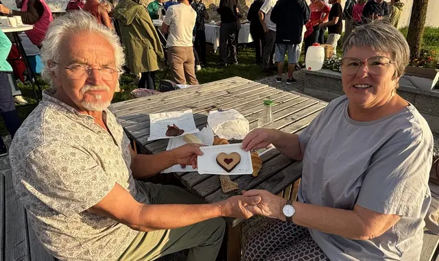  Haben sich am Pilgerrastplatz in Schärding verliebt und kürzlich geheiratet: Kurt Wösner und Anni Reidinger. | Foto: Franz Gruber