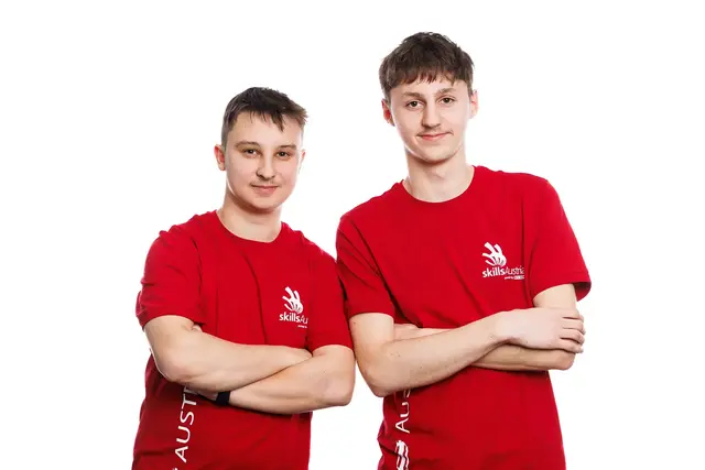 Die beiden Mechatroniker David Seidl (r.) aus Mariahof und Paul Wohlesser (l.) aus Neumarkt unterstützen das Team Austria.  | Foto: SkillsAustria