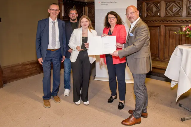 Direktor Rudolf Mayer, Fachprofessor Christoph Göschl, Leonie Kainz, Sektionschefin Doris Wagner und Chief Digital Officer Martin Bauer | Foto: HAK Waidhofen/Thaya