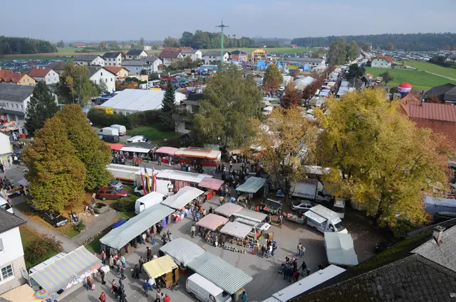 Die „Goldenen Samstagnächte“ machen Adlwang auch heuer wieder zum Treffpunkt für Wallfahrer, Kirtagsbesucher und Familien. | Foto: Gde. Adlwang