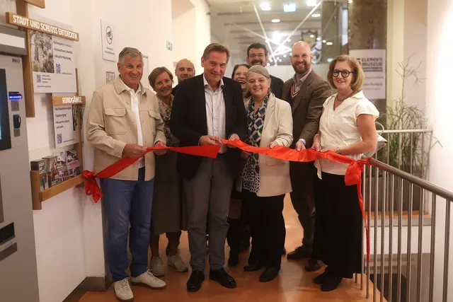 Stadtrat Peter Engelbrechtsmüller, Stadträtin Gudrun Schindler�Rainbauer, Werner Reifberger (Ampyre Studios), Bürgermeister Werner 
Krammer, Doris Zichtl und Georg Bergner (Bergner Design), Ulrike Vitovec 
(Museumsmanagement NÖ), Vizebürgermeister Armin Bahr und Petra Müller 
(Obfrau Musealverein) freuen sich über die Wiedereröffnung des Museums | Foto: Stadt Waidhofen