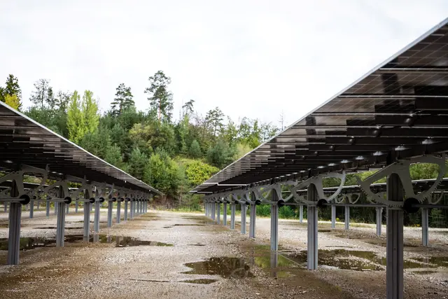 Die Nutzung eines ehemaligen Schotterproduktionsstandorts zeigt beispielhaft, wie die Energiewende mit einem sparsamen Umgang mit Flächen verbunden werden kann. | Foto: Varh Fotografie