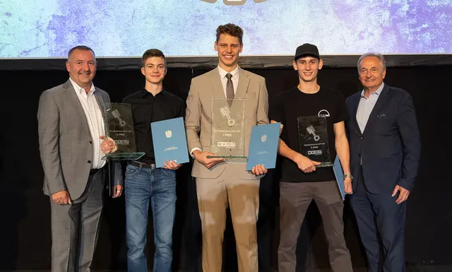 Karosseriebautechniker Lukas Hauer, (2.v.li.) freut sich über den dritten Platz. | Foto: Morgenstern