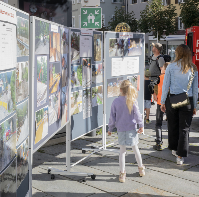 Besucherinnen und Besucher konnten sich informieren und Fragen stellen.  | Foto: Foto Karg