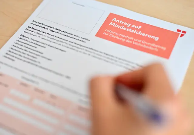 Eine alleinerziehende Mutter aus Wien bekam monatelang keine Mindestsicherung, weil sie im Verdacht stand, weiterhin mit ihrem Ex-Mann zusammenzuleben. Im Wiener Landtag wurde nun über diesen und ähnliche Fälle diskutiert. (Symbolfoto) | Foto: APA-Images / APA / HANS KLAUS TECHT
