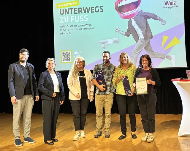 Dominik Puchner aus dem Team der Stadtgemeinde, Bürgermeisterin Bettina Bauernhofer, Vizebürgermeisterin Monika Langs und die Vertreterinnen und Vertreter der Musikmittelschule 2 (v. l.)  | Foto: Wolfgang Kühnelt/FH Joanneum