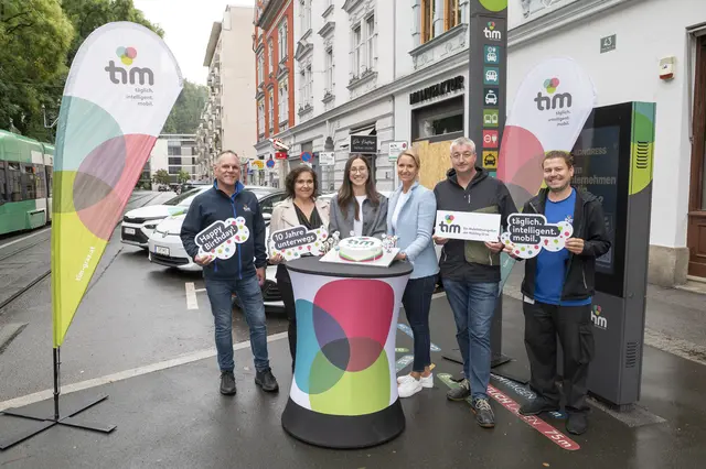 Das Mobilitätsangebot tim kann auf mittlerweile zehn Jahre zurückblicken. Spartenbereichsleiterin Vertrieb und Mobilitätsservices Katharina Mayer (3. v. r.) feierte das mit Kolleginnen und Kollegen aus dem tim-Team. | Foto: Foto Fischer
