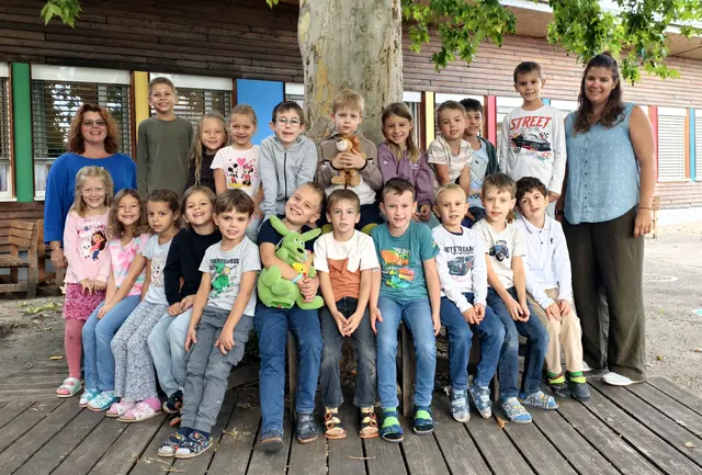 2026 Volksschule Absdorf 1b mit Direktorin Sonja Kreuzinger und Klassenlehrerin Annelie Hebenstreit.  | Foto: Christian Nowotny