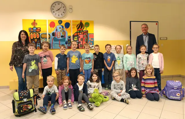 2026 Volksschule Sitzenberg-Reidling 1a mit Stützkraft Sabine Hintermayer und Klassenlehrer Wolfgang Nikowitz. | Foto: Christian Nowotny