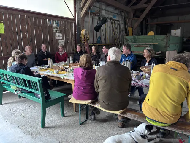 Die Stimmen gegen die S34 werden nicht leise: Das Ackerfrühstück fand bei Familie Brader in Nadelbach statt. | Foto: Tanja Handlfinger