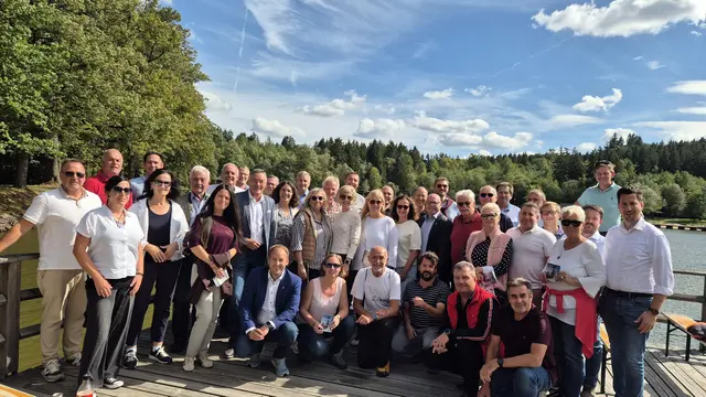 Die Bürgermeisterinnen, Bürgermeister, Vizebürgermeisterinnen und Vizebürgermeister des Bezirks Gänserndorf bei der gemeinsamen Pilgerwanderung am Bernhardiweg – mit Bezirkshauptfrau Claudia Pfeiler-Blach, Christine Filipp von der LEADER Region Weinviertel Ost, Weitras Bürgermeister Patrick Layr sowie Schweiggers Bürgermeister Josef Schaden, Obmann des Vereins der Freunde des Zisterzienserstiftes Zwettl. | Foto: LEADER Region Weinviertel Ost