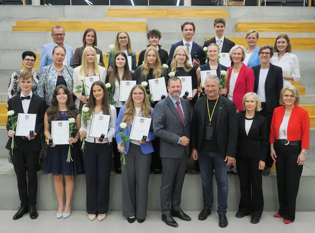 Beim Festakt im Schulzentrum: (vordere Reihe v. l.) die Geehrten Moritz Pickl-Herk, Delia Klee, Elise Schubert und Helene Bauer, Präsidialbereichsleiter Dietmar Hudsky (Bildungsdirektion Niederösterreich), Bürgermeister Peter Molnar, Magistrat-Bereichsleiterin Doris Denk und Schulqualitätsmanagerin Andrea Haas, (mittlere Reihe v. l.) die Direktorinnen Martina Geyer (HAK) und Elisabeth Weigel (BRG Kremszeile), die Geehrten Sandra Bayer, Ilvie Wanko, Sophie Klinglhuber, Marie Knoll und Nathalie Teufner sowie die Direktorinnen Birgit Wagner (HLF) und Bärbel Jungmeier (Piaristengymnasium), (hintere Reihe v. l.) Direktor Andreas Prinz (HTL), Maria Fertl (Mutter des geehrten Simon Fertl), die Geehrten Valerie Hugl, Mario Schwarzl, Tobias Gruber und Leonhard Neuhold, Direktorin Barbara Faltl (BORG) sowie Bundesrätin Amelie Muthsam. | Foto: Stadt Krems / Franz Karl