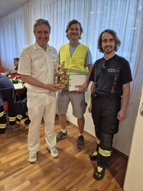 FF-St. Veit-Kommandant Elias Popek (re.)überreichte eine Darstellung des Heiligen Florian für die neue Endoskopie. Entgegengenommen wurde sie von Katastrophenschutzbeauftragter  Primar Michael Zink (li.) und Brandschutzbeauftragten Markus Kienberger vom Technischen Dienst. | Foto: BB St. Veit/Glan