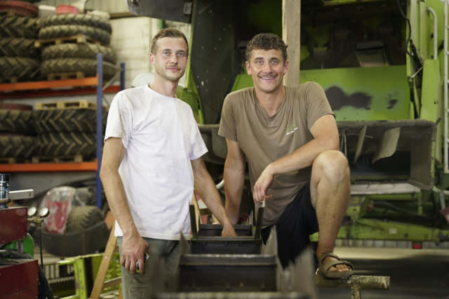 Franz-Peter Bresich-Gretsch und Bruder Johannes Bresich In der Werkstatt. 
 | Foto: Andreas Graf