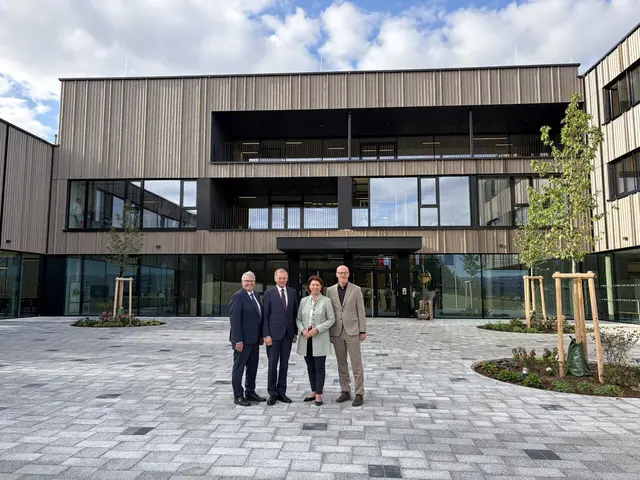 Direktor Walter Raab, LH Thomas Stelzer, LR Michaela Langer-Weninger und Alois Aigner, Geschäftsführer Landes Immobiliengesellschaft. | Foto: Land OÖ/Pürstinger